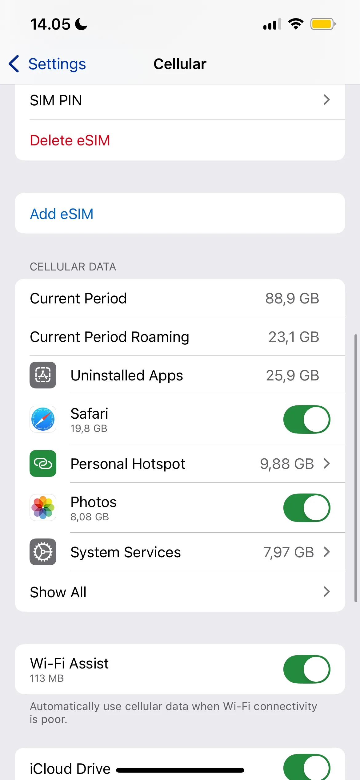 Hướng dẫn người dùng truy cập phần SIM PIN trong ứng dụng Cài đặt trên iPhone để bật tính năng bảo mật.