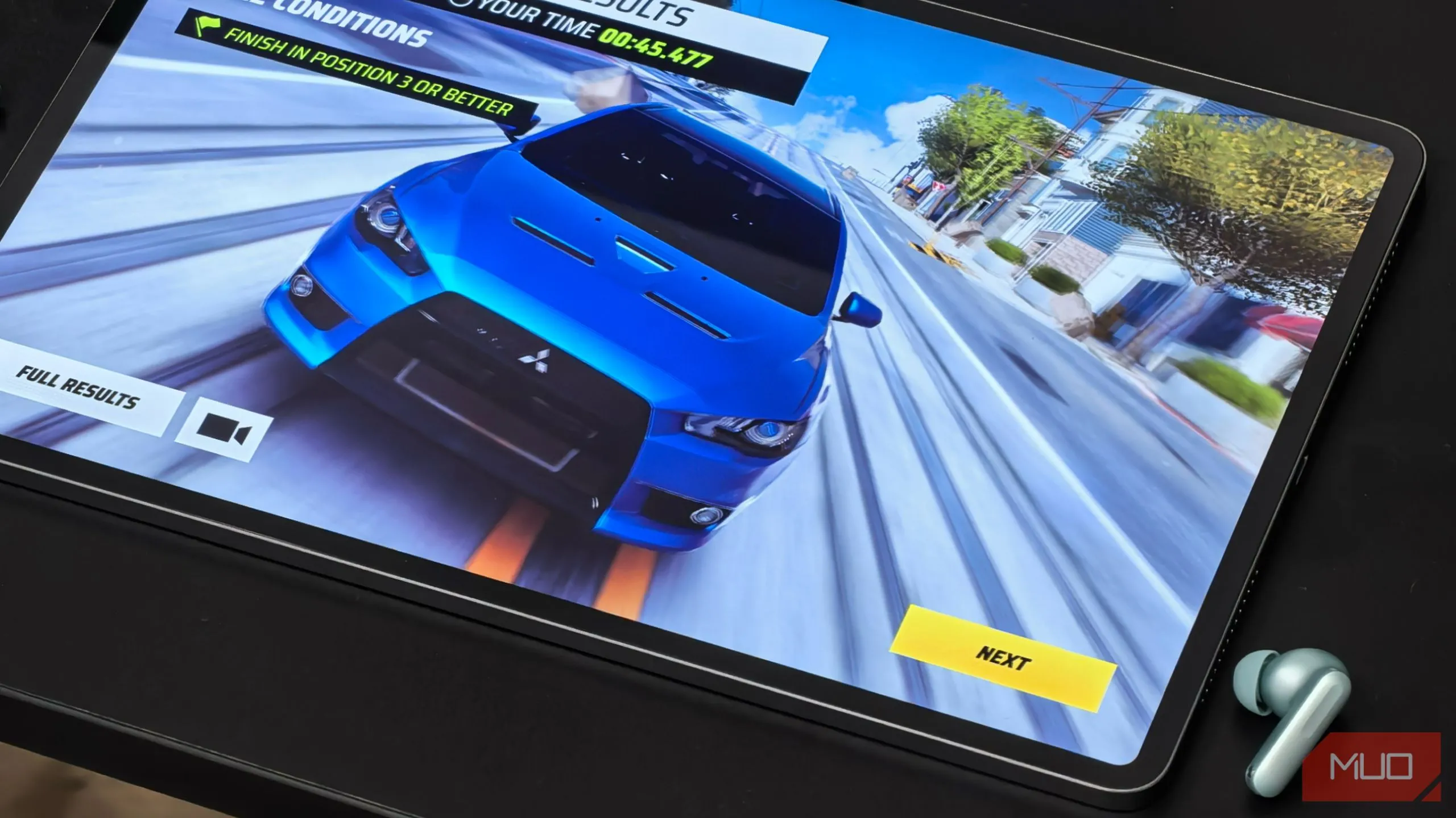 Infinix XPAD GT đang chạy mượt mà tựa game Asphalt 9, thể hiện hiệu năng tốt của chip Snapdragon 888