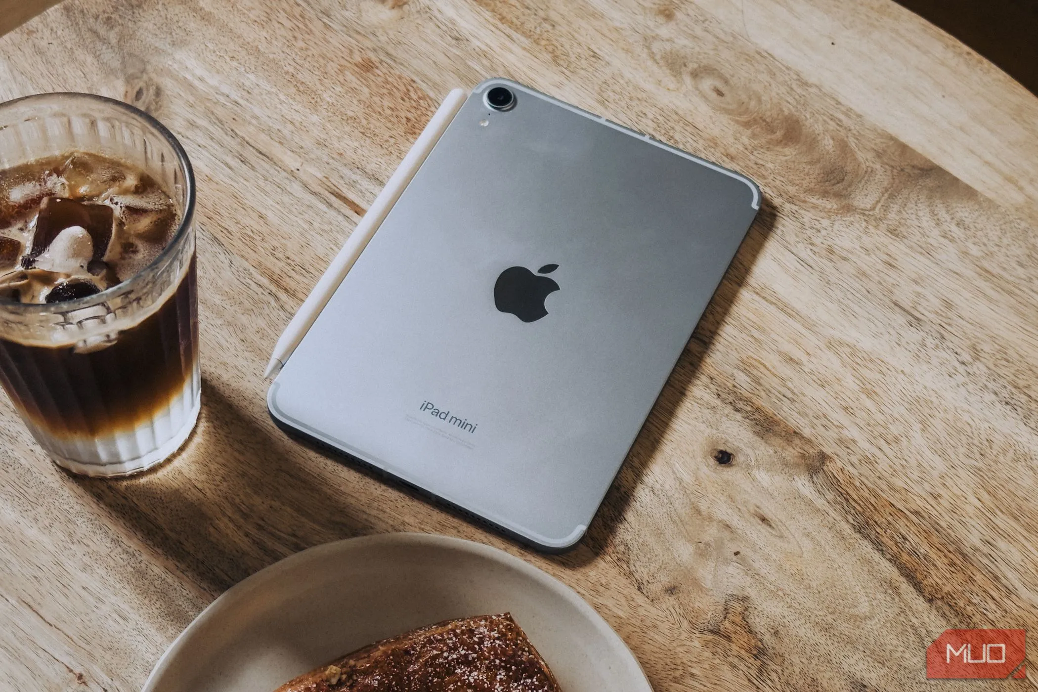 iPad Mini A17 Pro đặt trên bàn cà phê, thể hiện tính di động và dễ dàng mang theo