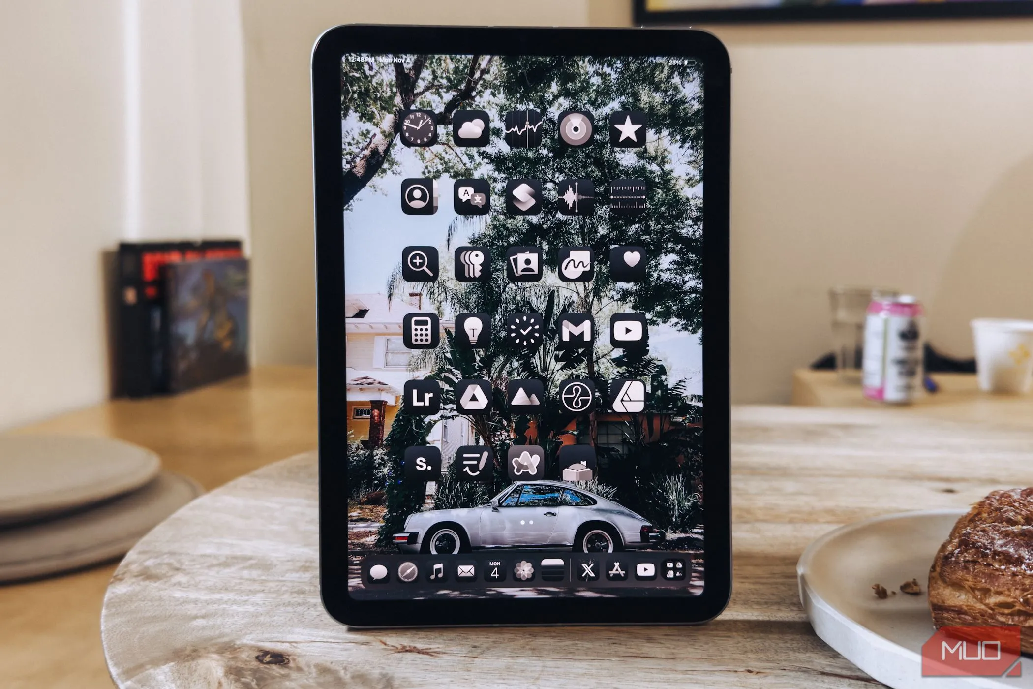 iPad Mini A17 Pro đặt trên bàn ở chế độ dọc, thể hiện màn hình Liquid Retina 8.3 inch