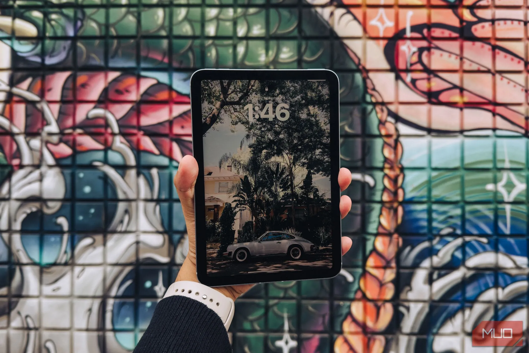 iPad Mini A17 Pro được cầm gọn trong lòng bàn tay, nổi bật tính di động và khả năng sử dụng một tay