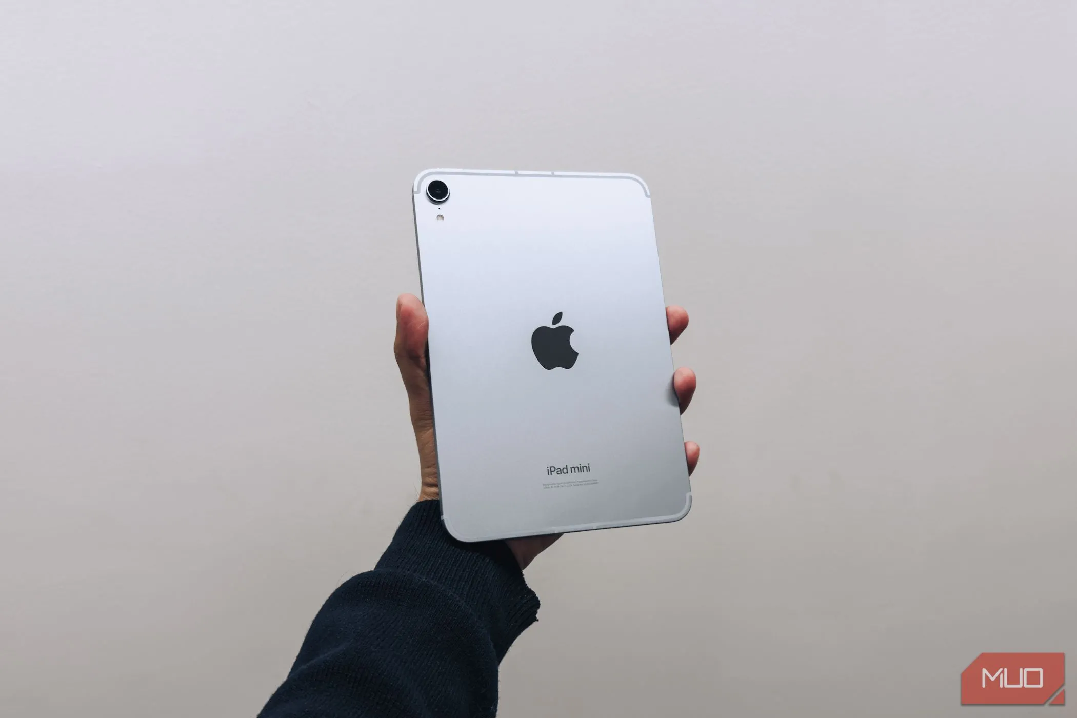 iPad Mini A17 Pro được cầm trên tay với nền trắng, thể hiện sự nhỏ gọn tối ưu cho trải nghiệm tablet