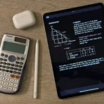 iPad Pro, Apple Pencil, máy tính và tai nghe AirPods trên bàn làm việc gọn gàng