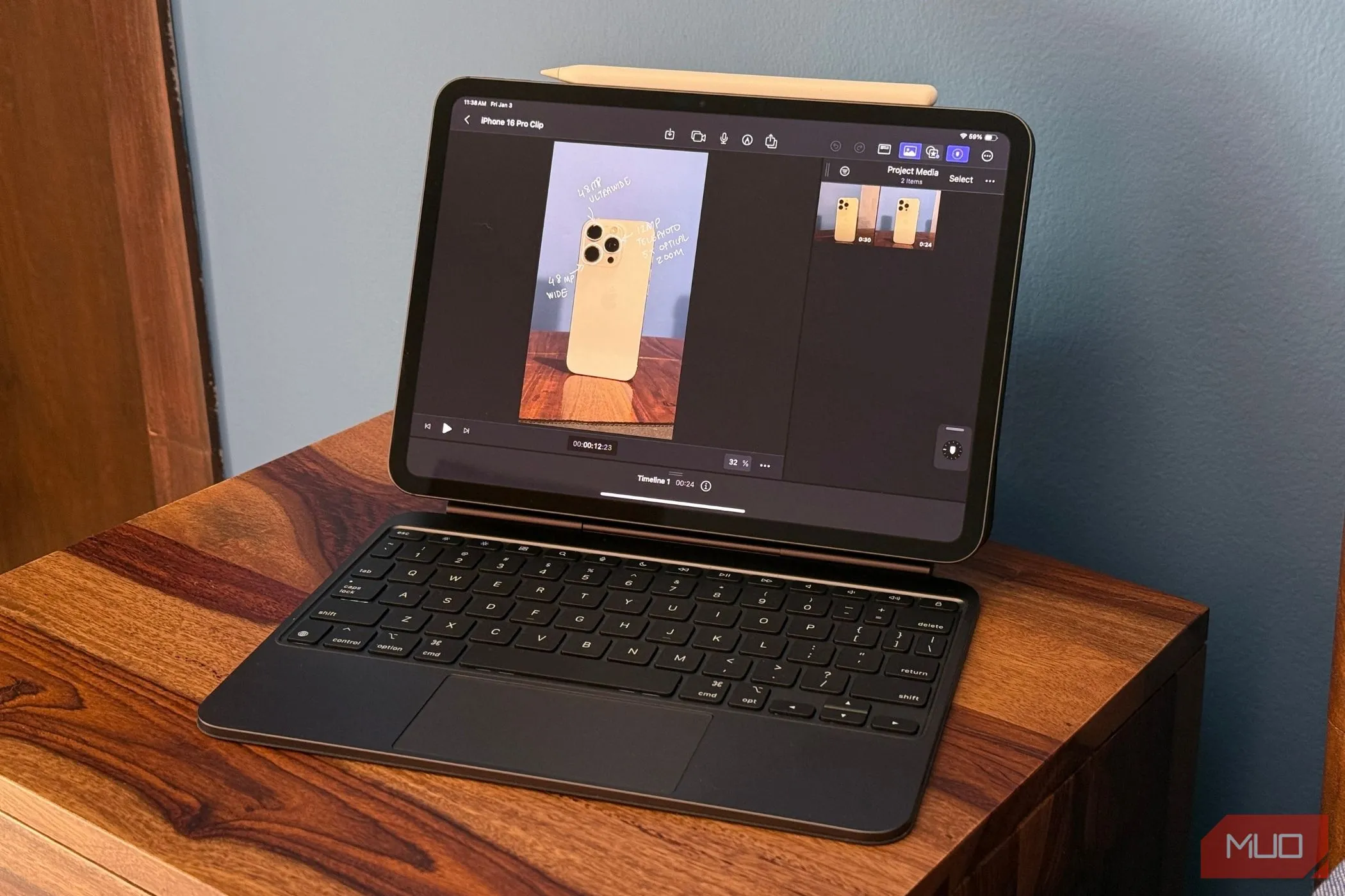 iPad Pro với ứng dụng Final Cut Pro đang chạy trên bàn phím Magic Keyboard, minh họa chi phí bảo trì cao