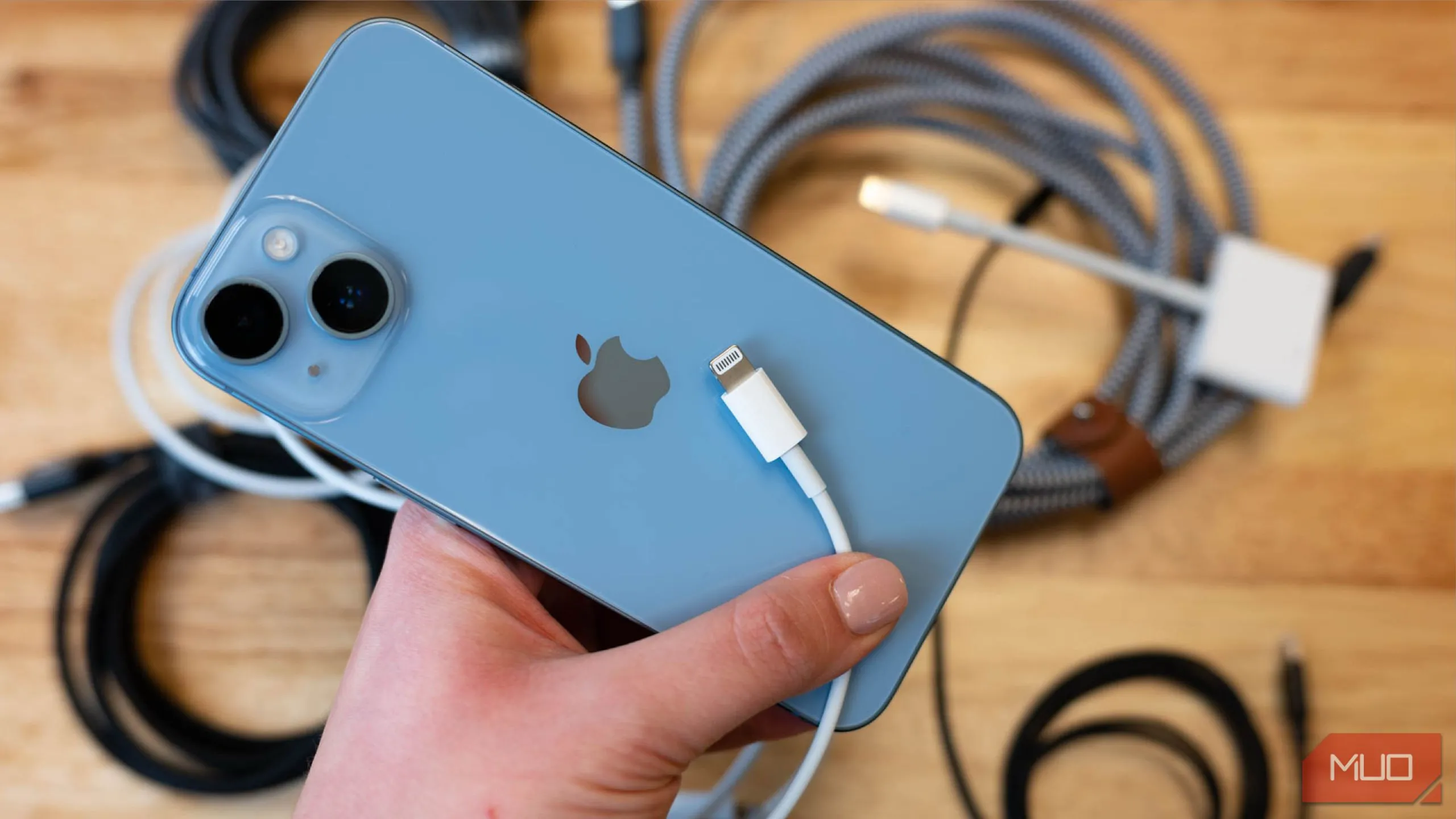iPhone 13 với cáp Lightning đặt trên đỉnh điện thoại