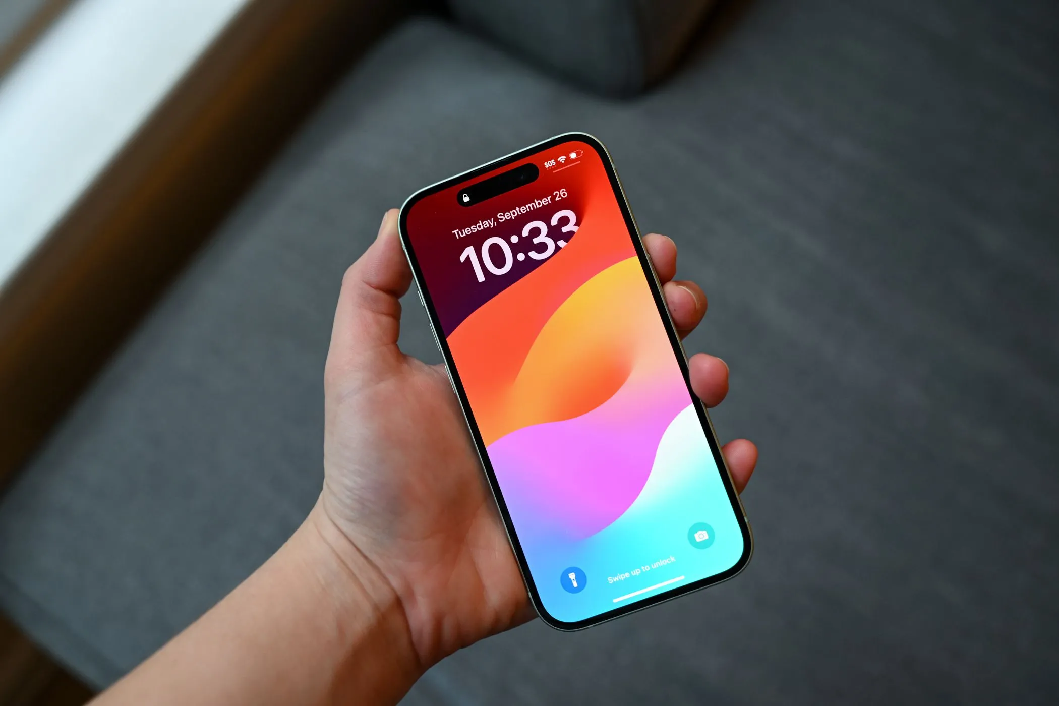 iPhone 15 sau khi dán tấm bảo vệ riêng tư giúp che đi vết xước cũ