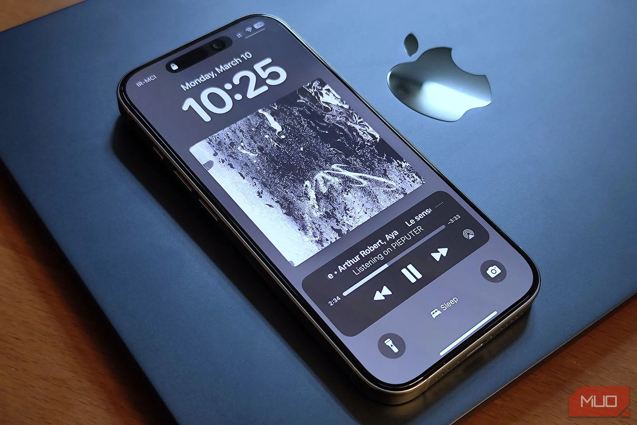 iPhone 16 Pro đặt trên MacBook Air: Sự cần thiết của ốp lưng bảo vệ thiết bị cao cấp