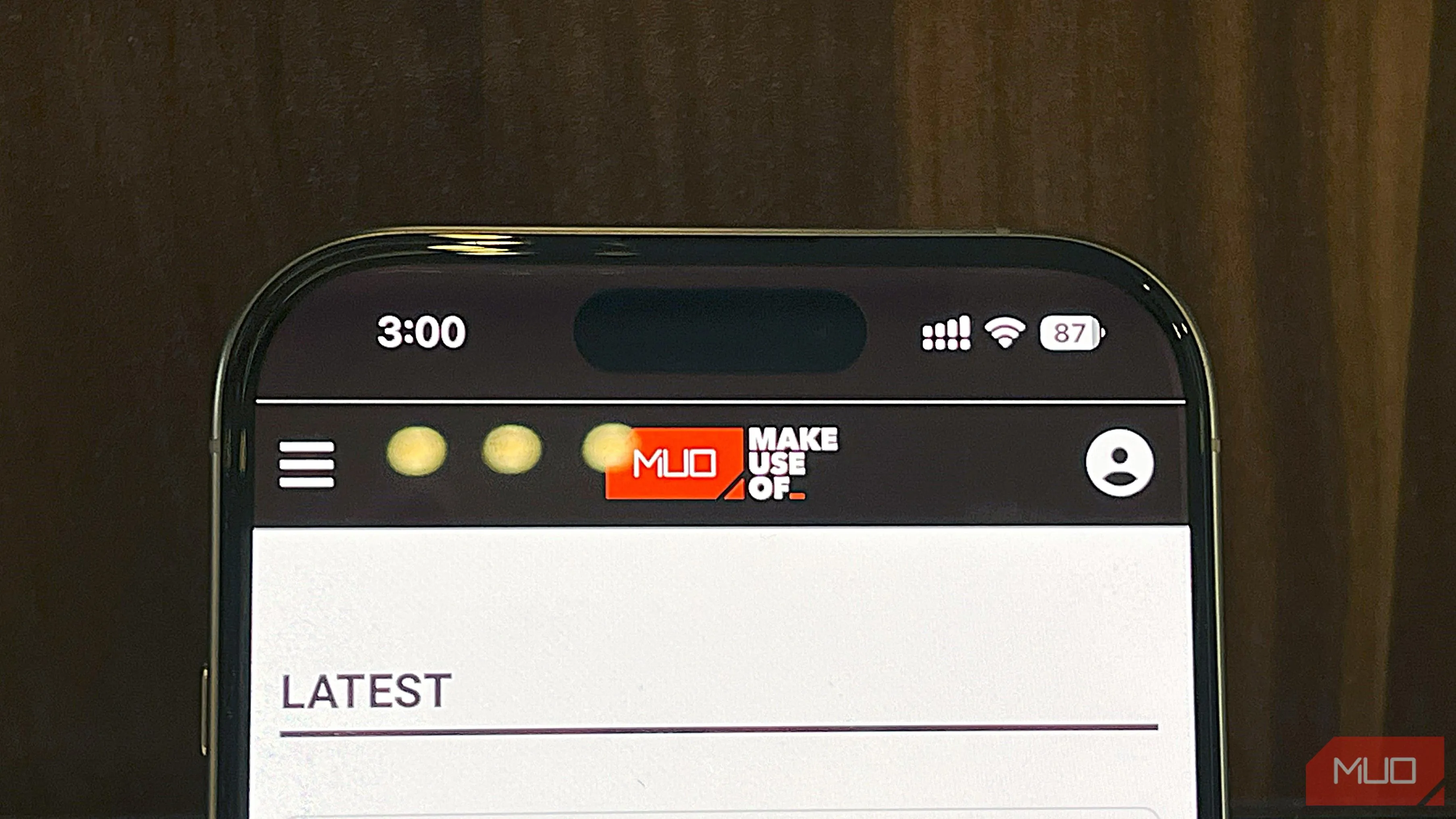 iPhone 16 Pro hiển thị giao diện trình duyệt Safari khi đang chạy thử nghiệm pin.