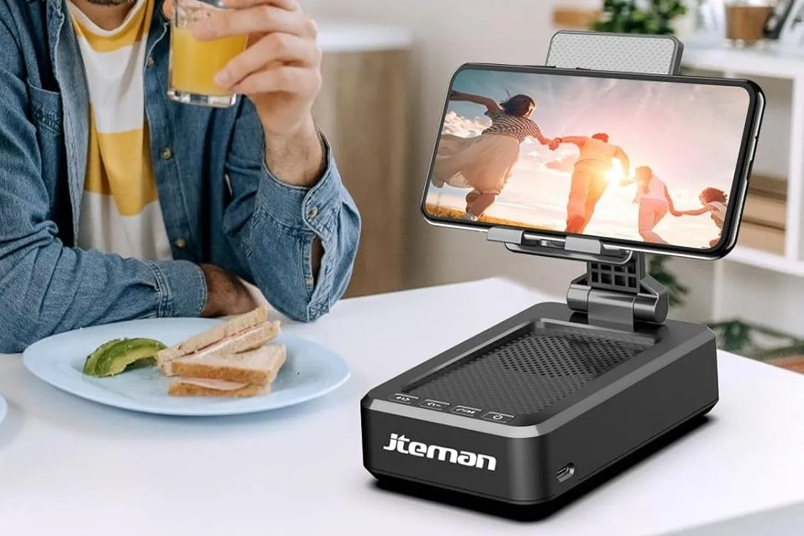 iPhone đặt trên dock loa màu trắng, biểu thị khả năng biến iPhone cũ thành một loa thông minh.