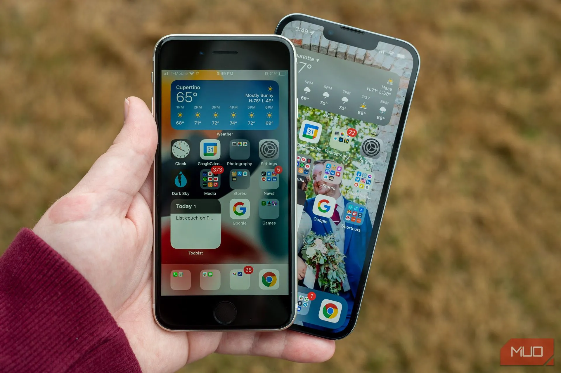 iPhone SE 2022 màu đỏ hiển thị màn hình chính, minh họa thiết bị cũ sẵn sàng chuyển dữ liệu bằng Quick Start.