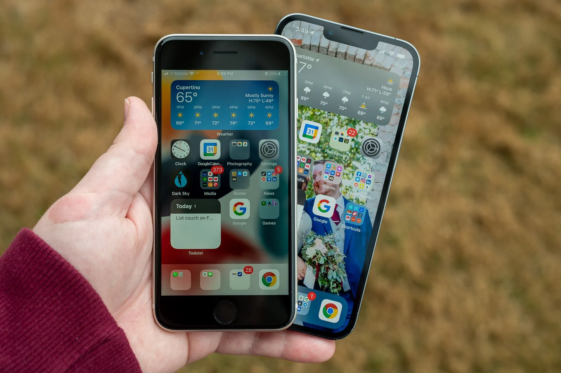 iPhone SE 2022 và iPhone 13 Pro đặt cạnh nhau, minh họa khả năng tương thích hạn chế của Apple Intelligence.