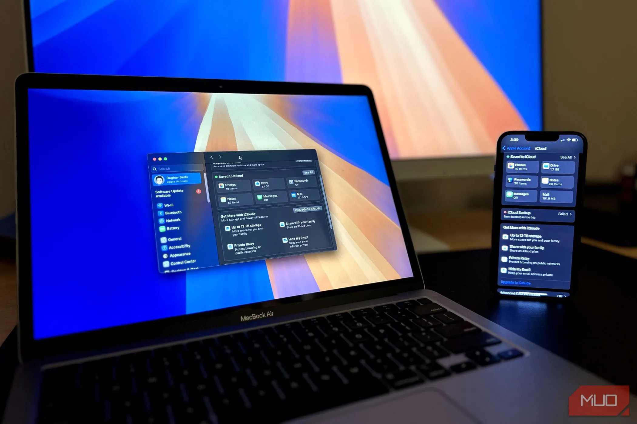 iPhone và MacBook cùng hiển thị menu iCloud, minh họa sao lưu dữ liệu