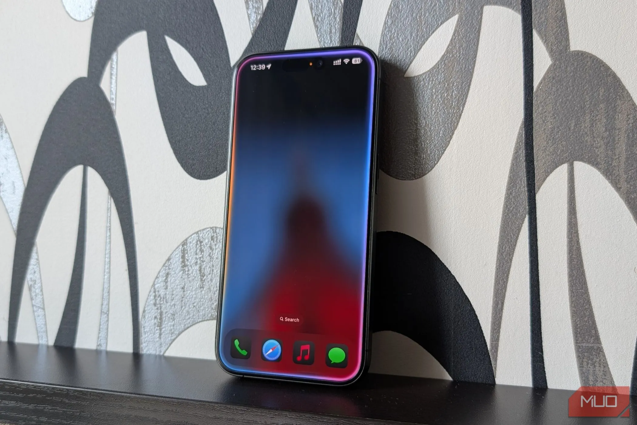 iPhone với Siri đang hoạt động, minh họa AI chạy trên thiết bị và ảnh hưởng đến pin