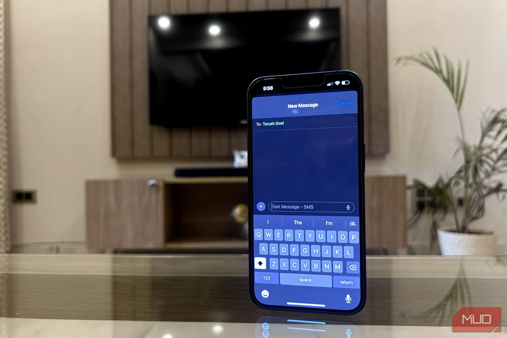 iPhone với ứng dụng Tin nhắn đang mở, gợi nhớ đến giao diện SMS truyền thống và sự khác biệt với các ứng dụng OTT hiện đại