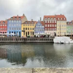 Kênh đào Nyhavn tại Copenhagen với những ngôi nhà nhiều màu sắc và hình ảnh phản chiếu trên mặt nước