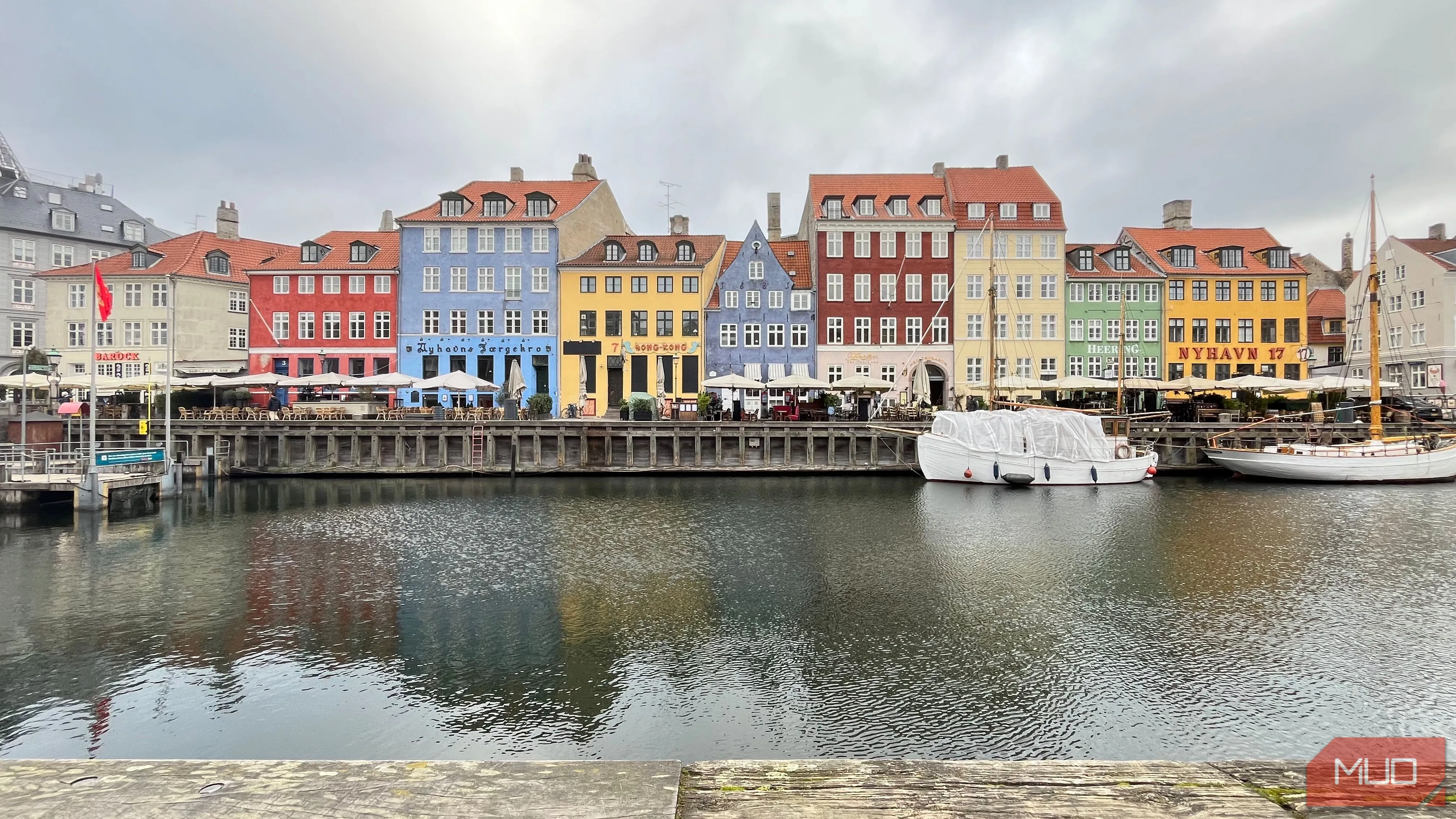 Kênh đào Nyhavn tại Copenhagen với những ngôi nhà nhiều màu sắc và hình ảnh phản chiếu trên mặt nước