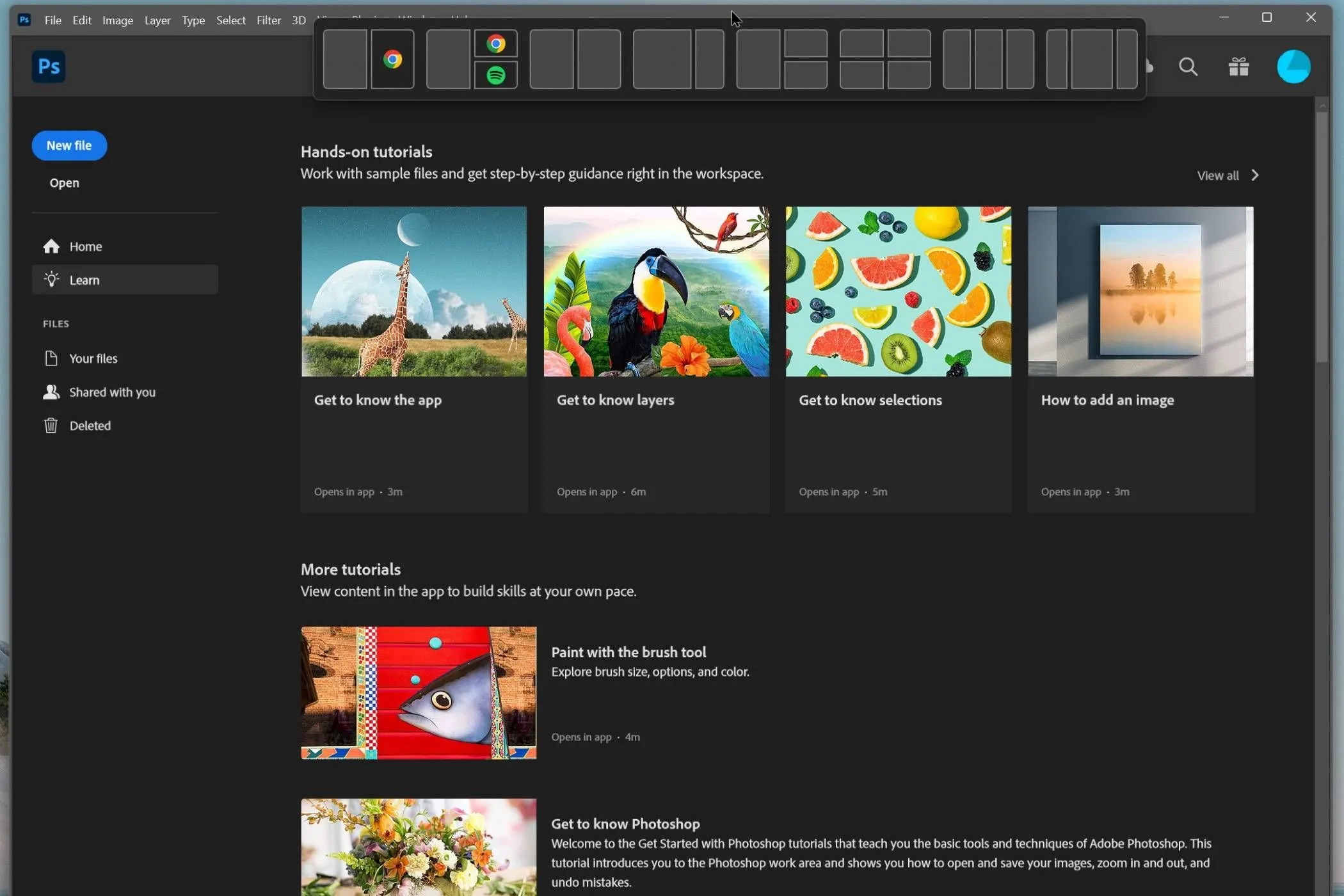 Kéo ứng dụng Photoshop lên đỉnh màn hình để kích hoạt popup Snap Layouts của Windows 11
