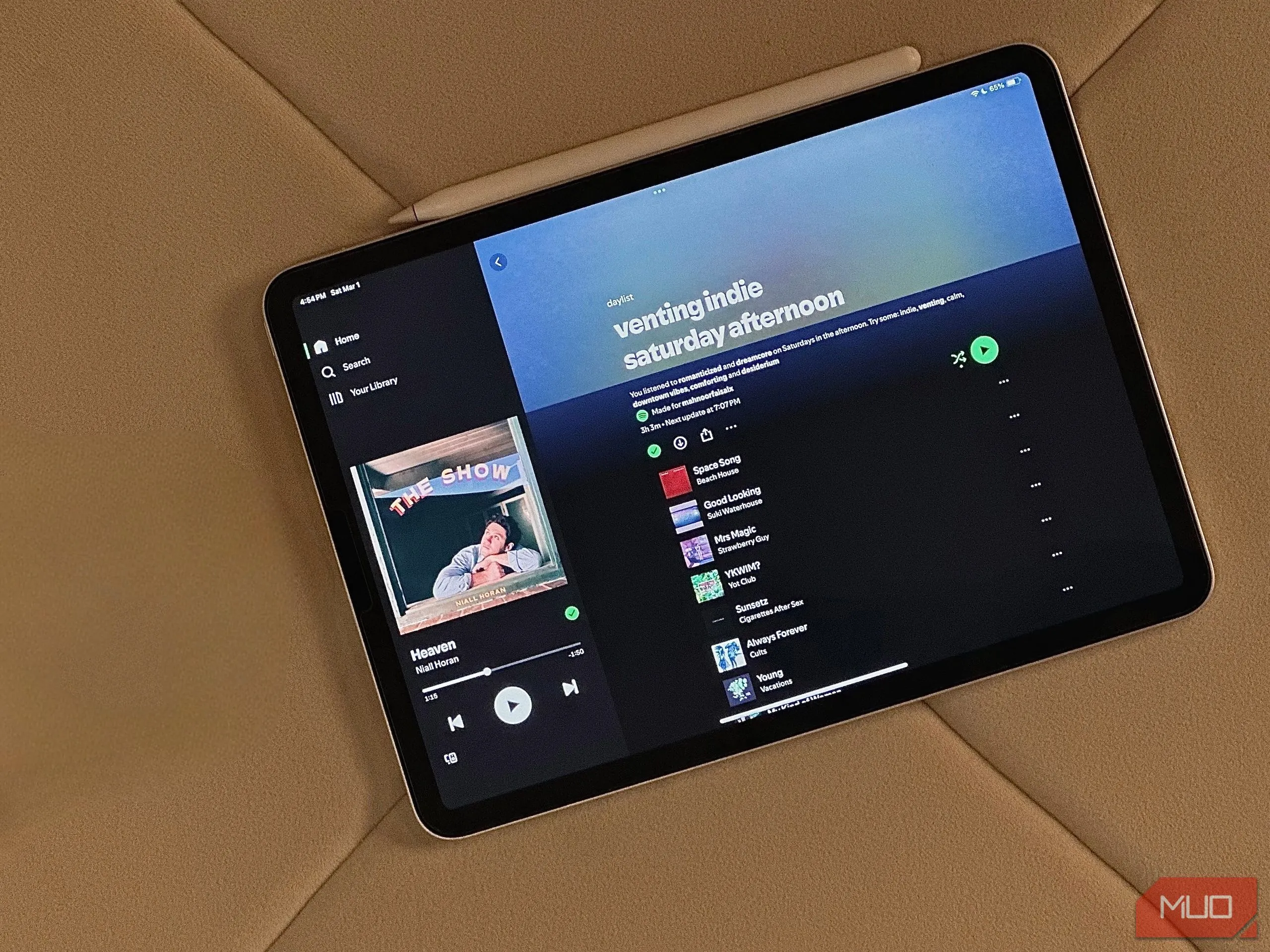 Kết quả xóa hộp AirPods khỏi ảnh iPad bằng công cụ Remove Object của Adobe Express, với độ chính xác và tự nhiên cao hơn.