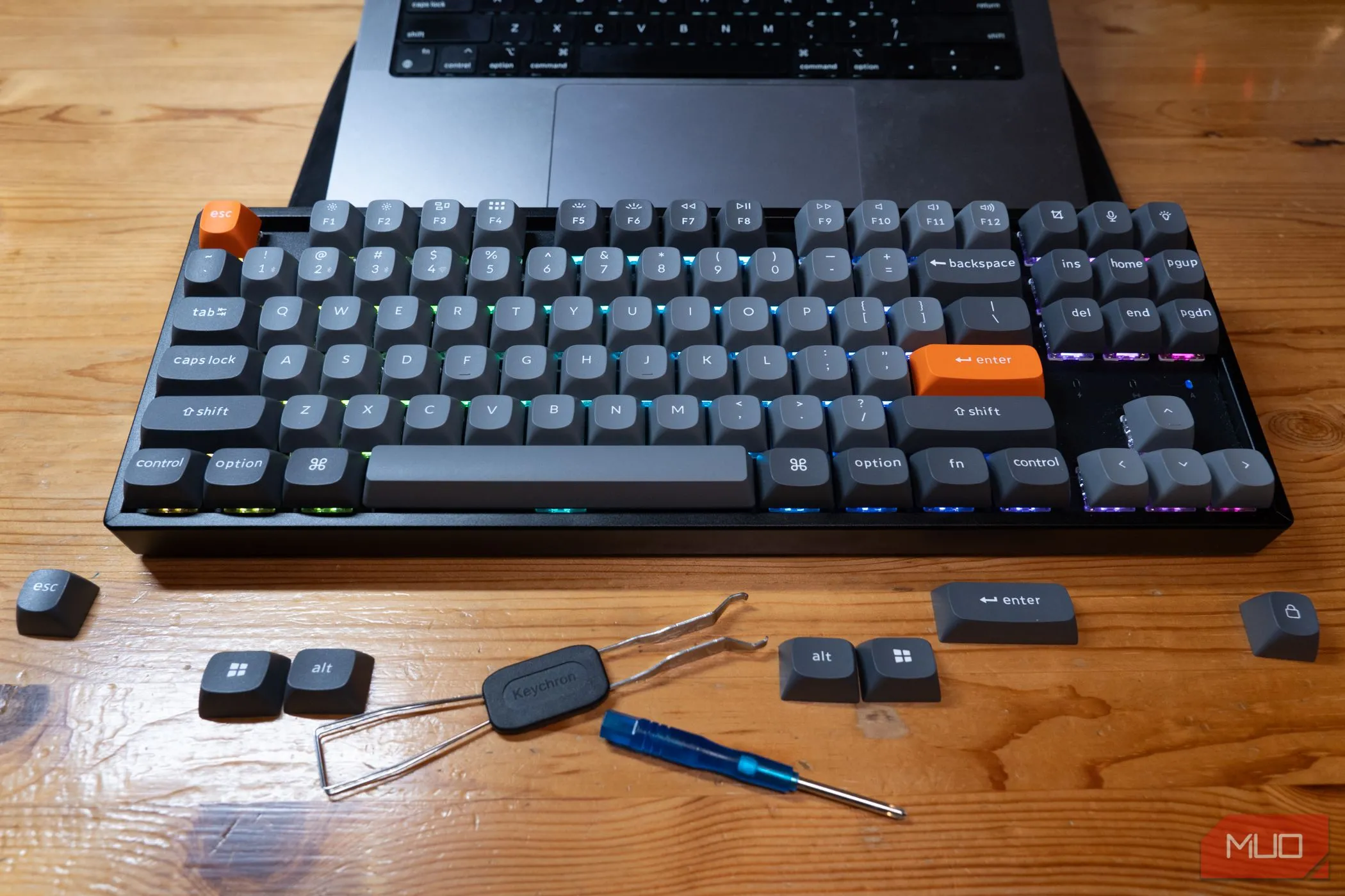Keychron K8 Max kèm bộ keycap thay thế cho Windows và macOS cùng phím Enter màu cam