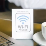 Khách thuê phòng khách sạn truy cập Wi-Fi từ máy tính