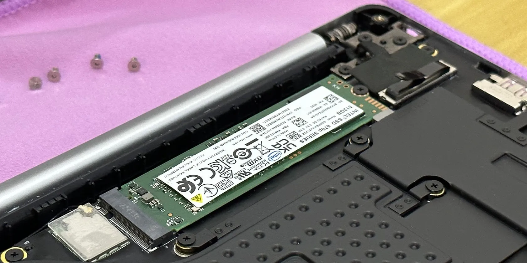 Khe cắm SSD M.2 NVMe trên bo mạch chủ laptop Tecno Megabook T1, cho thấy khả năng nâng cấp dễ dàng