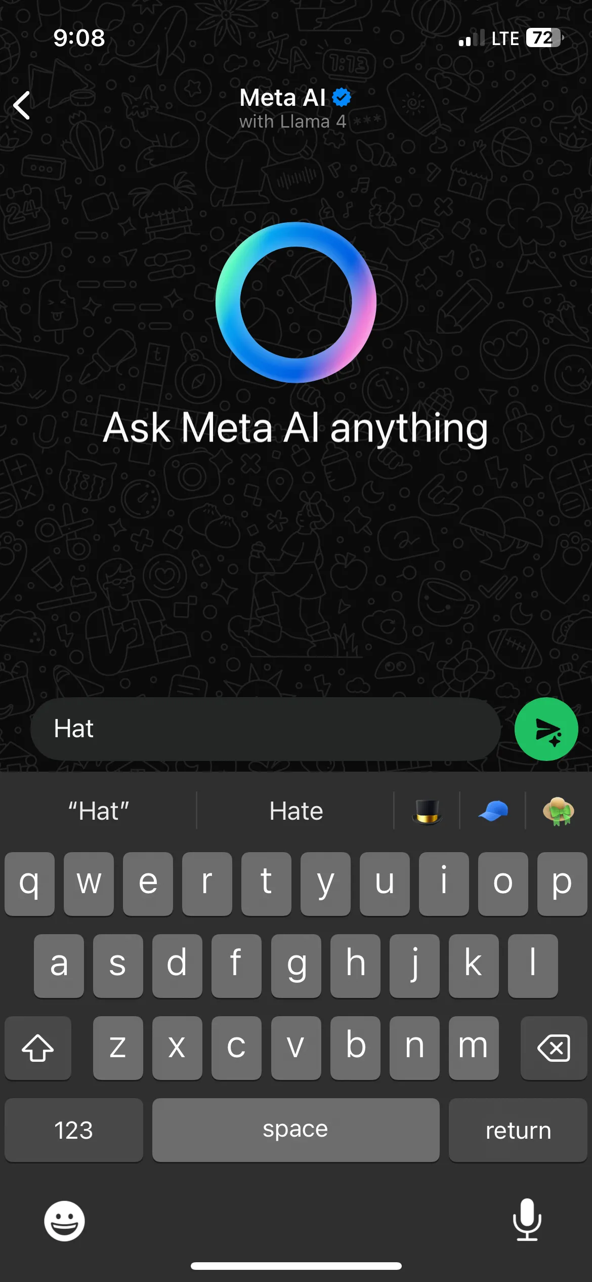 Khi gõ từ &quot;Hat&quot; trên iPhone, bàn phím tự động hiển thị gợi ý biểu tượng cảm xúc mũ.