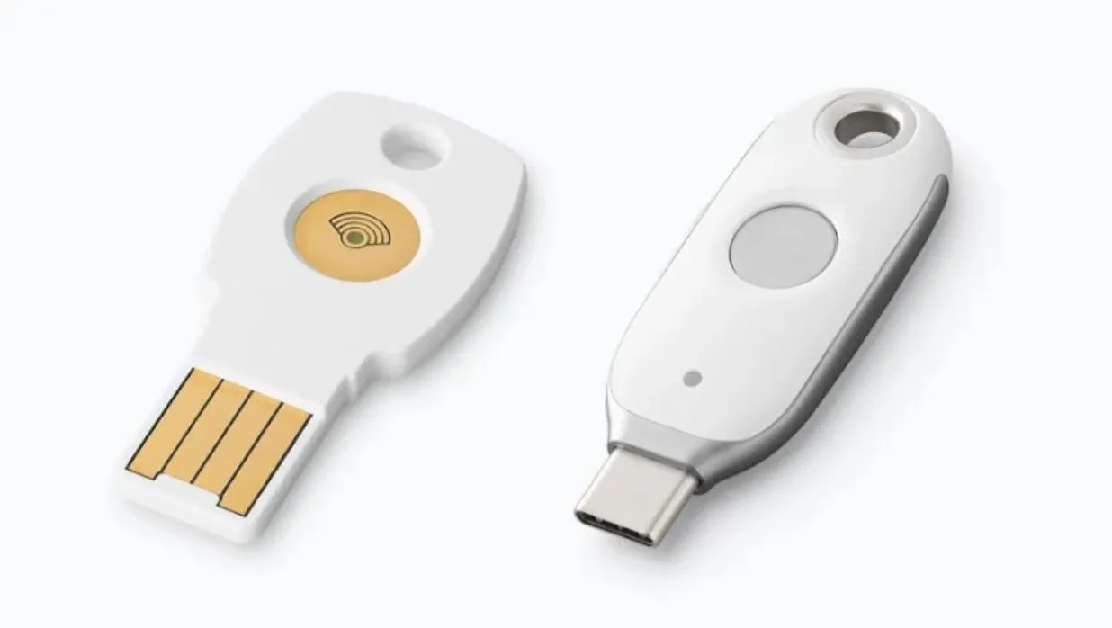 Khóa bảo mật Google Titan Key, minh họa thiết bị xác thực 2 yếu tố vật lý hoạt động độc lập.