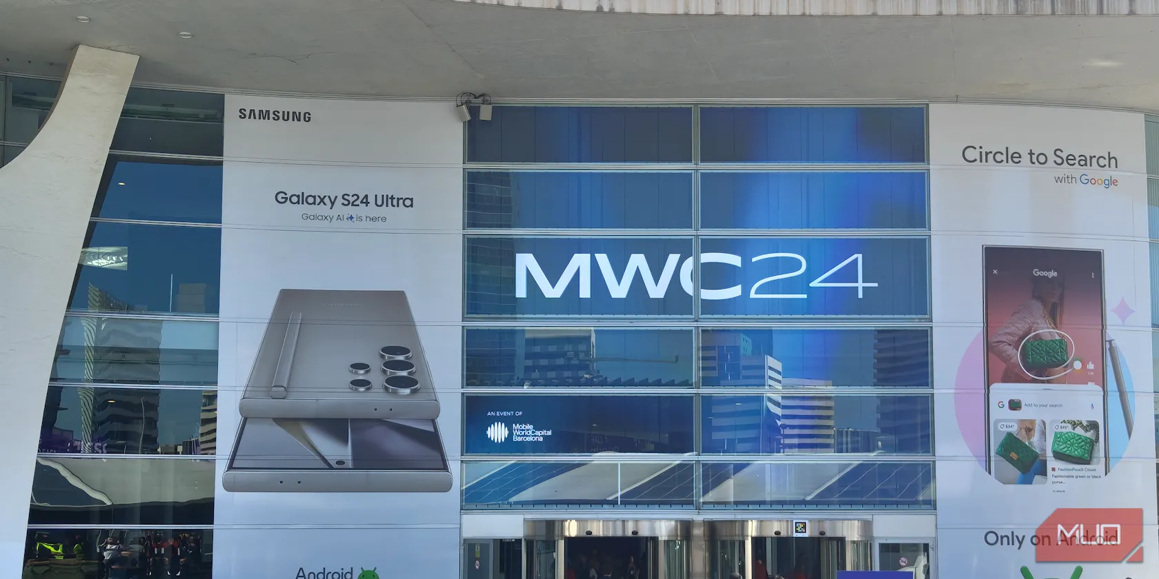 Không gian sảnh chính tại MWC, nơi hội tụ các thương hiệu công nghệ hàng đầu