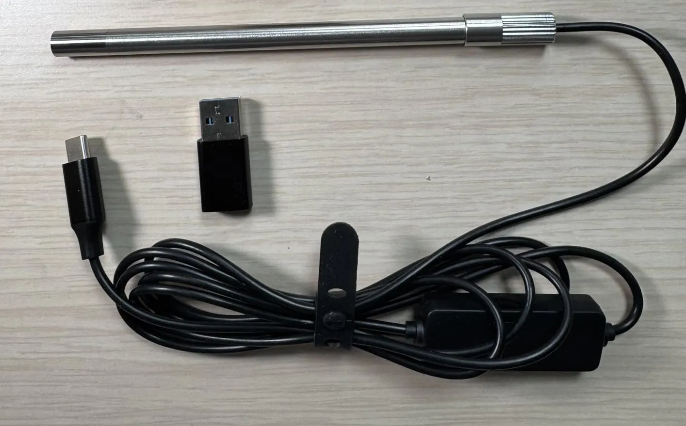 Kính hiển vi kỹ thuật số Teslong USB-C màu đen, cắm vào điện thoại thông minh, sẵn sàng cho việc khám phá chi tiết nhỏ.