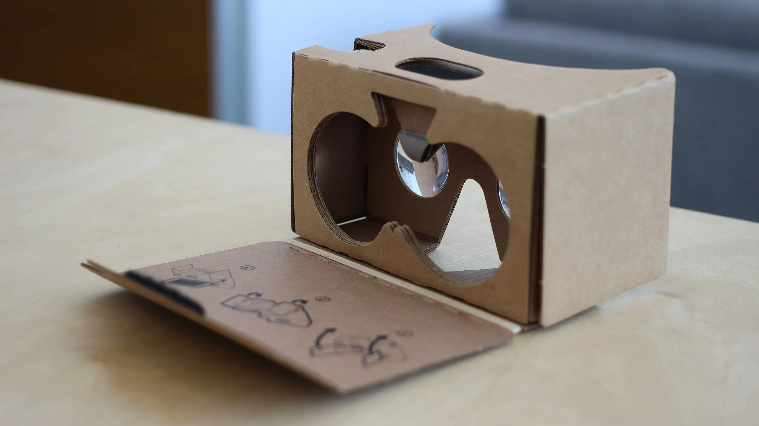 Kính thực tế ảo Google Cardboard kết hợp với điện thoại iPhone, mở ra thế giới VR giá rẻ.