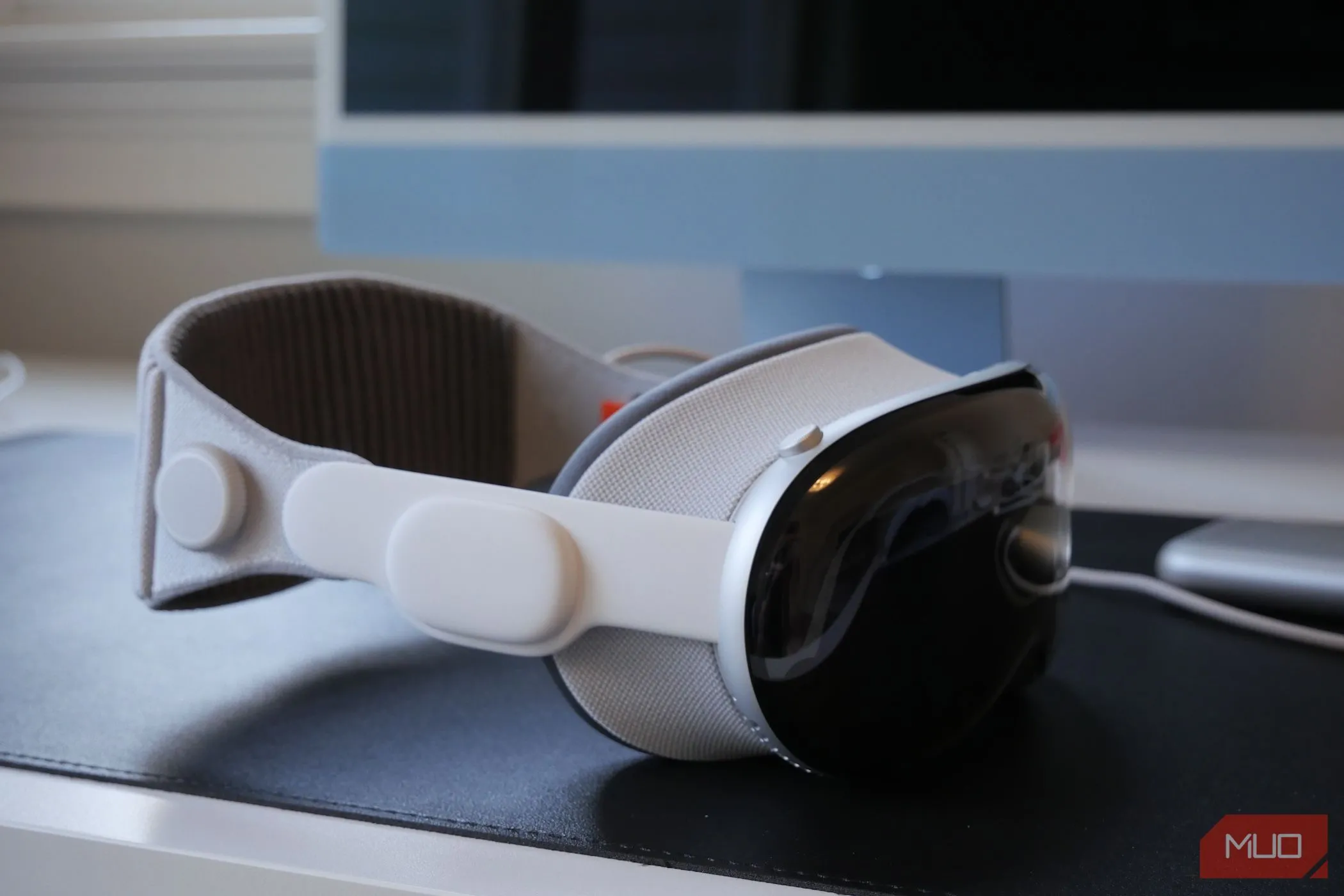 Kính thực tế hỗn hợp Apple Vision Pro đặt trên bàn làm việc, biểu tượng cho sản phẩm cao cấp nhưng chưa tìm được vị trí rõ ràng trong thị trường công nghệ.