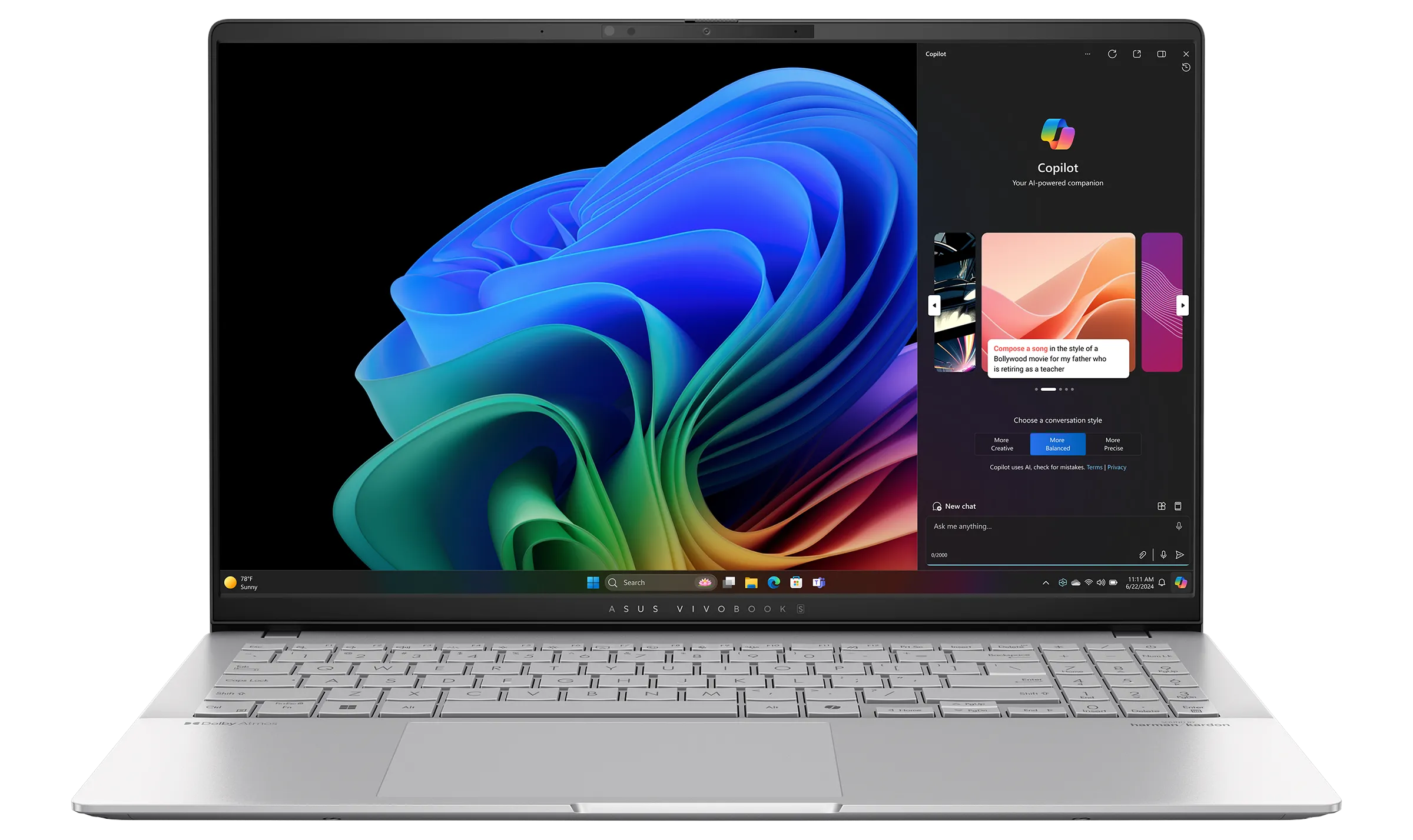 Laptop ASUS Vivobook S15 (S5507) màu xanh xám, nổi bật với màn hình OLED 15.6 inch sắc nét và thiết kế mỏng, chạy chip Snapdragon X Elite.