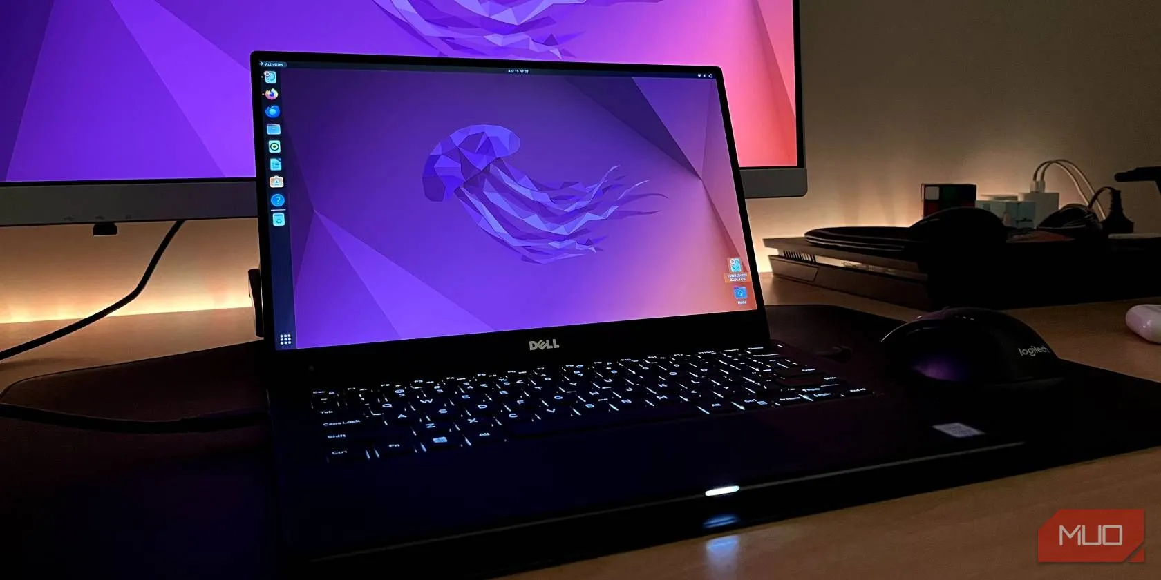 Laptop Dell XPS 13 đang chạy bản phân phối Ubuntu của Linux với màn hình phụ ở phía sau, biểu tượng cho khả năng tùy biến của hệ điều hành này.