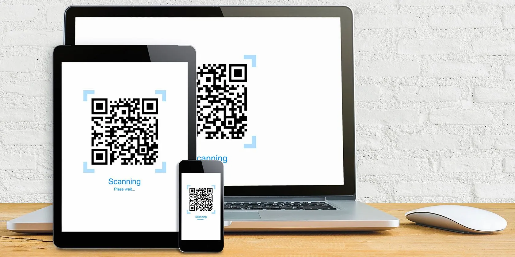 Laptop, điện thoại và máy tính bảng hiển thị mã QR cho quy trình xác thực Gmail mới