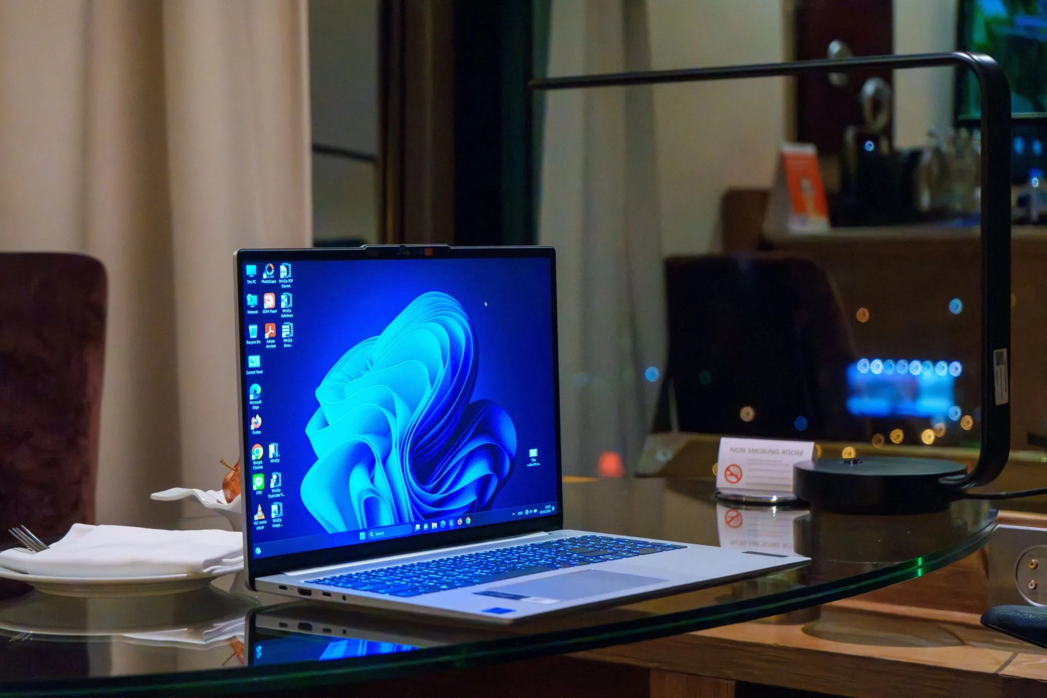 Laptop hiển thị desktop Windows 11 với watermark cảnh báo phần cứng không tương thích