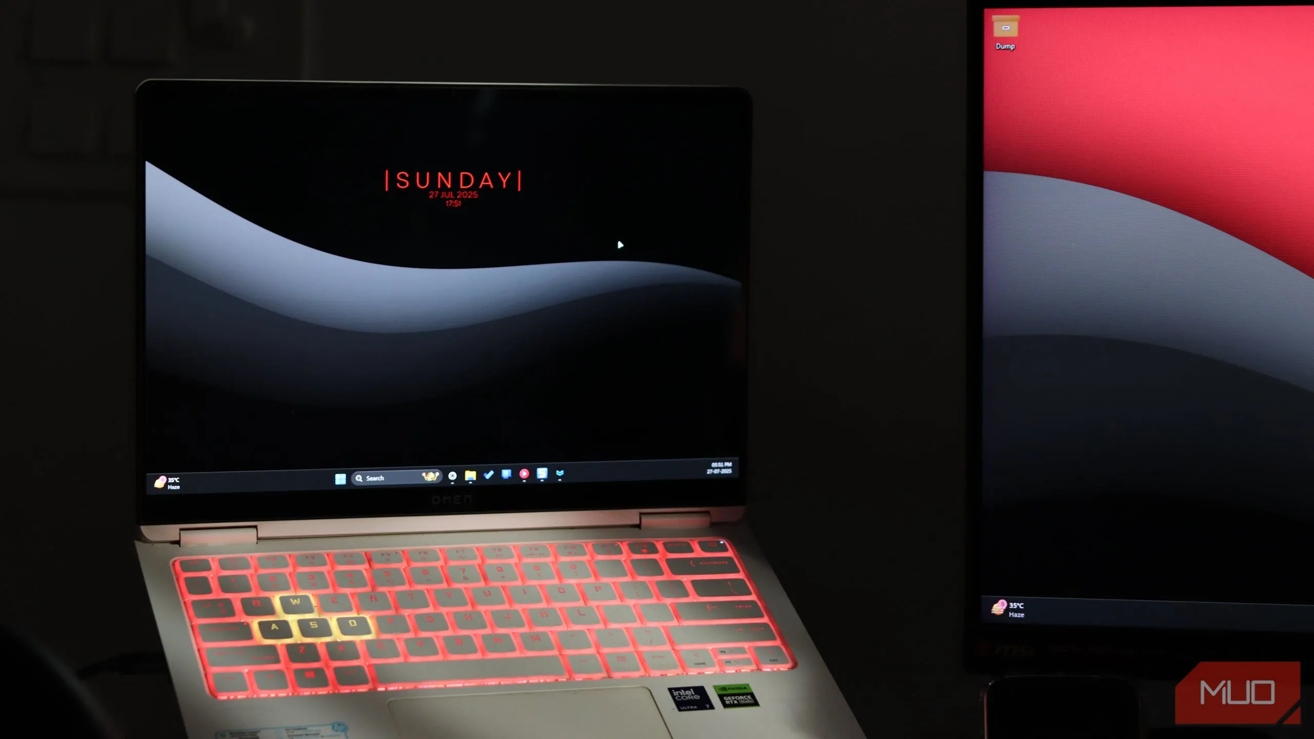 Laptop HP Omen Transcend 14 với màn hình OLED đang hiển thị nội dung, nhấn mạnh tầm quan trọng của việc bảo vệ tấm nền.