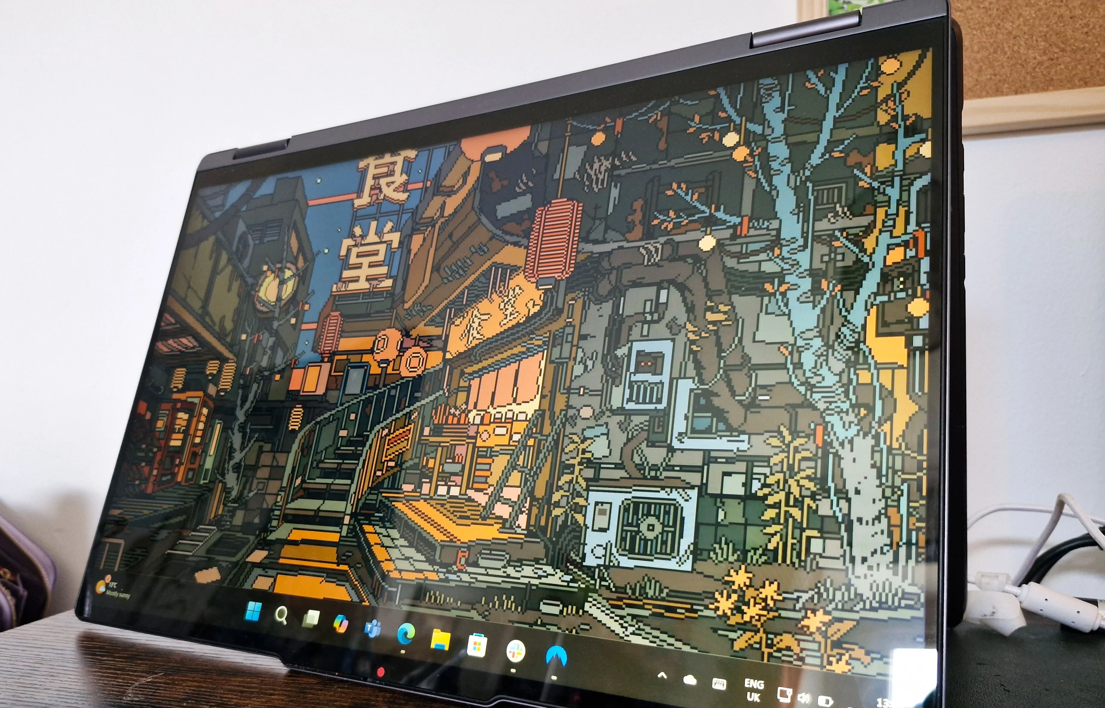 Laptop Lenovo Yoga 7 ở chế độ tablet, minh họa khả năng chuyển đổi linh hoạt