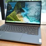 Laptop Lenovo Yoga Solar PC với thiết kế nắp tích hợp tấm pin năng lượng mặt trời tại sự kiện MWC 2025