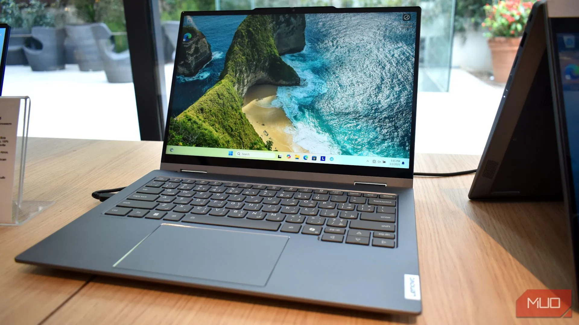 Laptop Lenovo Yoga Solar PC với thiết kế nắp tích hợp tấm pin năng lượng mặt trời tại sự kiện MWC 2025