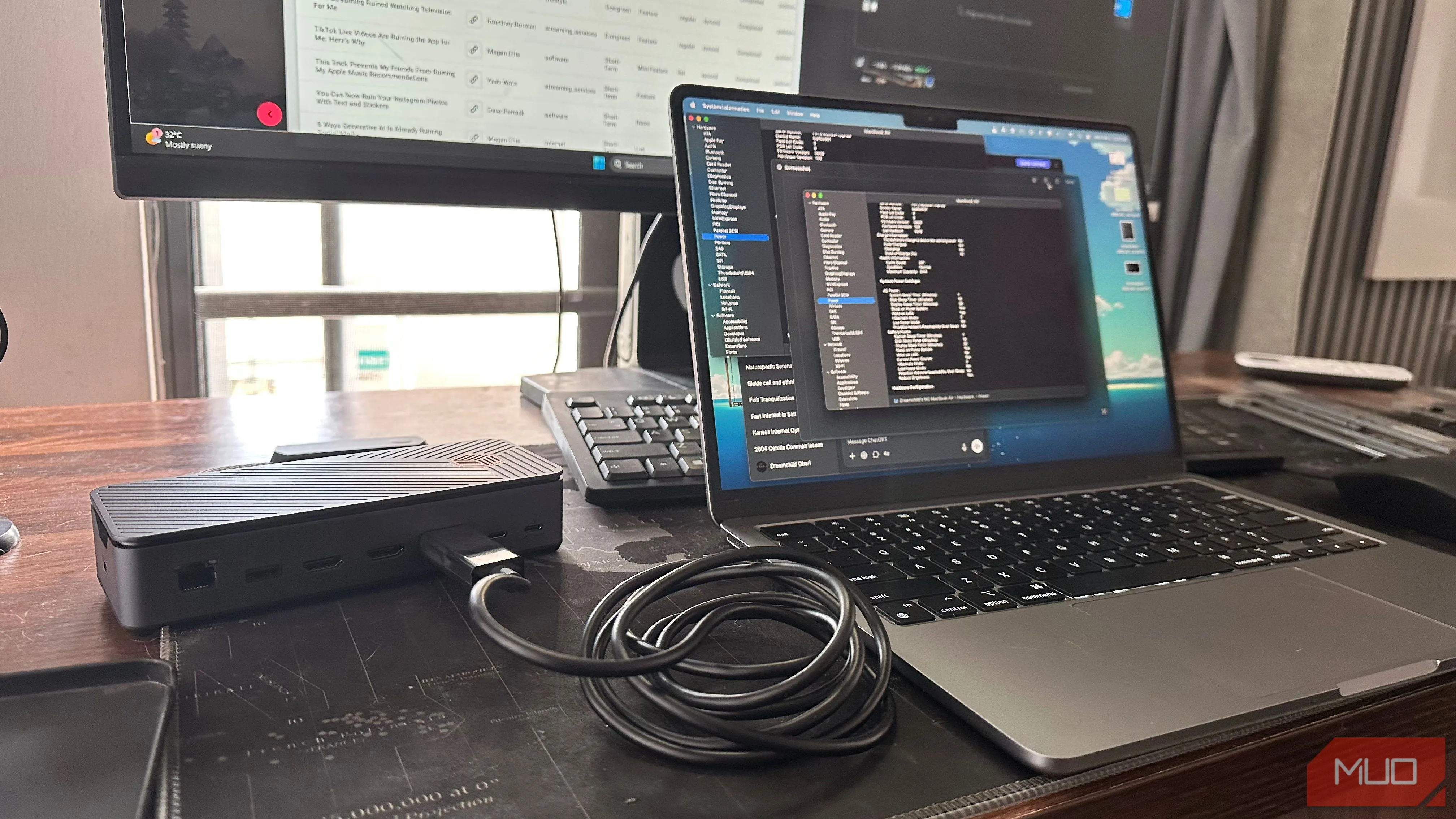 Laptop MacBook kết nối với màn hình ngoài thông qua hub USB-C, minh họa việc sử dụng nhiều thiết bị ngoại vi cùng lúc gây hao pin