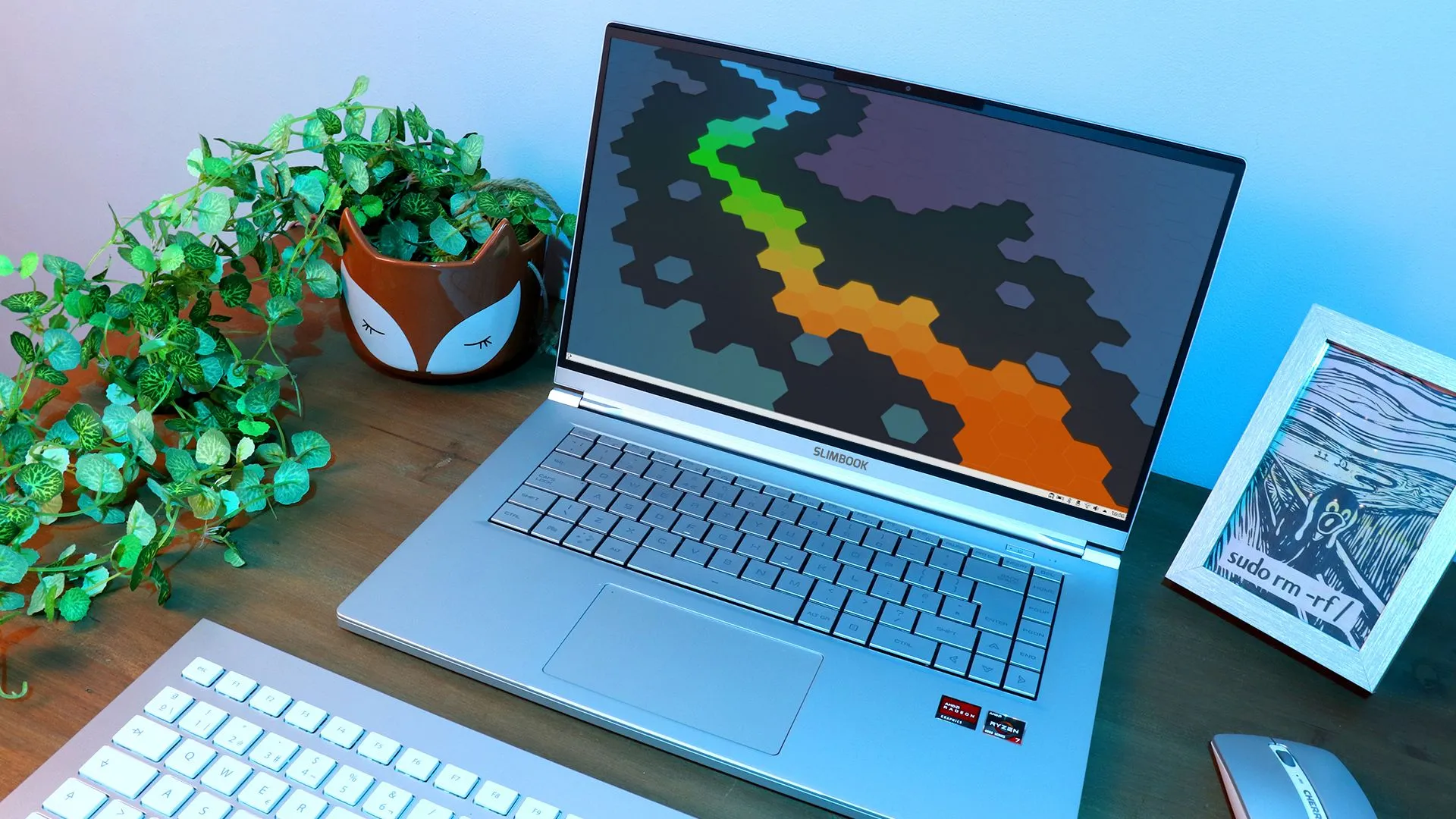 Laptop Slimbook KDE mỏng nhẹ nhìn từ cạnh bên, minh họa thiết kế thân máy hạn chế không gian tản nhiệt.