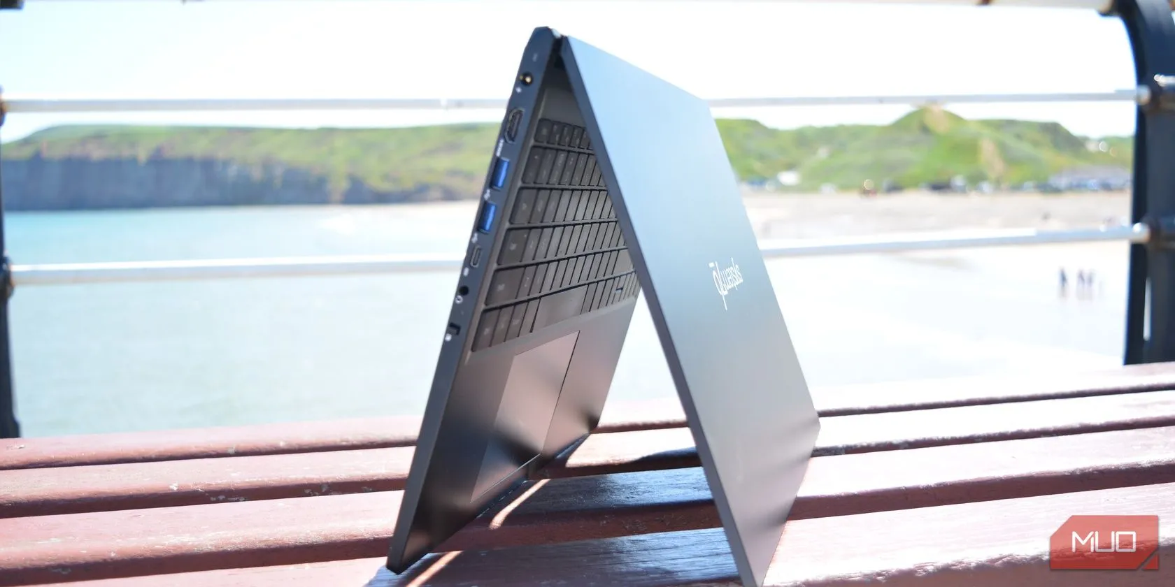 Laptop System76 Pangolin chạy Linux