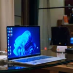Laptop Windows trên bàn kính với các biểu tượng trên màn hình