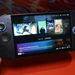 Lenovo Legion Go S hiển thị màn hình chính với tay cầm, một thiết bị chơi game cầm tay được trao giải tại CES 2025
