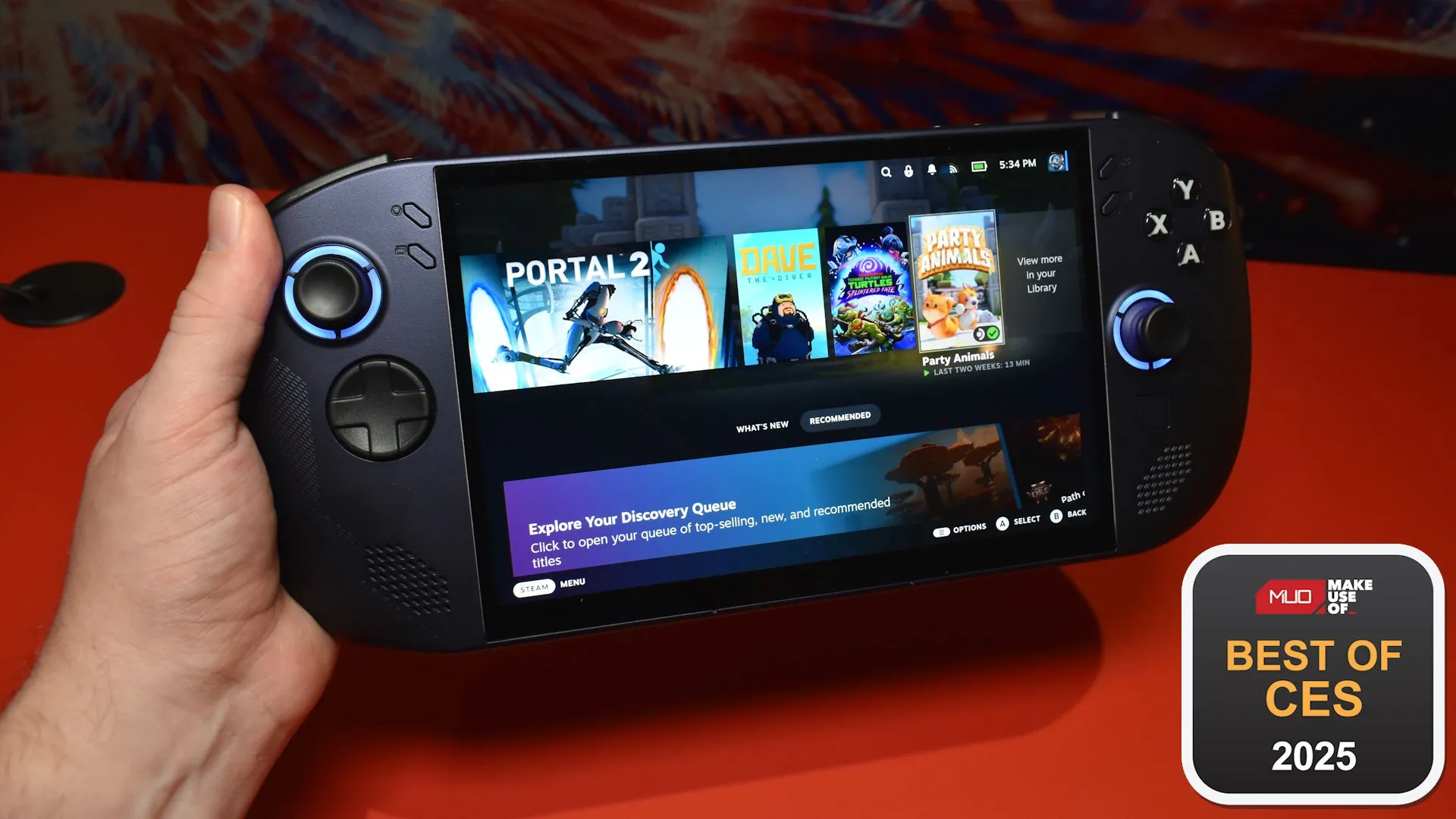 Lenovo Legion Go S hiển thị màn hình chính với tay cầm, một thiết bị chơi game cầm tay được trao giải tại CES 2025