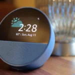 Loa thông minh Amazon Echo Spot màu xanh trên bề mặt gỗ, tượng trưng cho việc dữ liệu được lưu trữ trên đám mây.