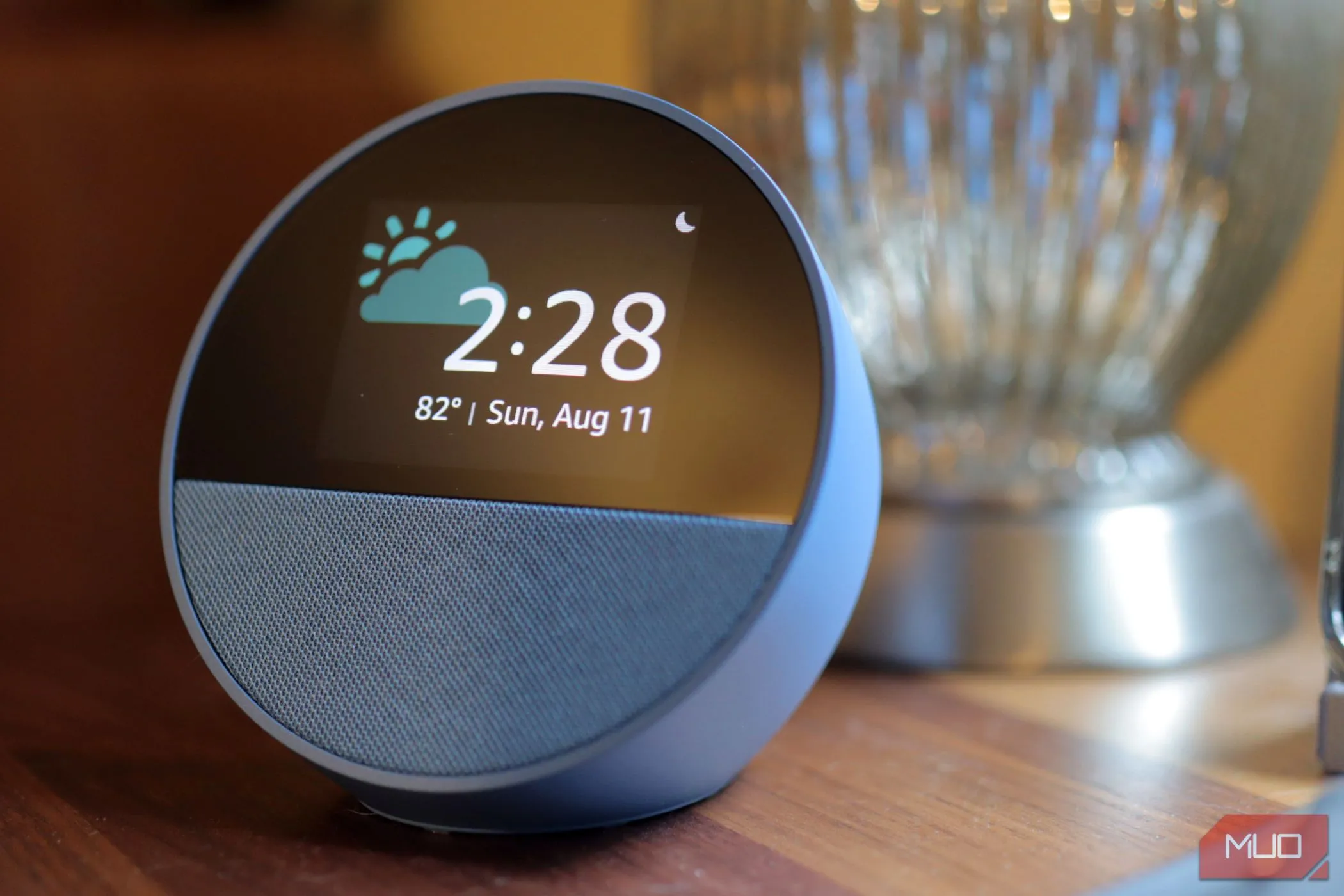 Loa thông minh Amazon Echo Spot màu xanh trên bề mặt gỗ, tượng trưng cho việc dữ liệu được lưu trữ trên đám mây.