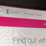 Logo 23andMe trên trang web chính thức, biểu tượng của dịch vụ xét nghiệm di truyền bị rò rỉ dữ liệu