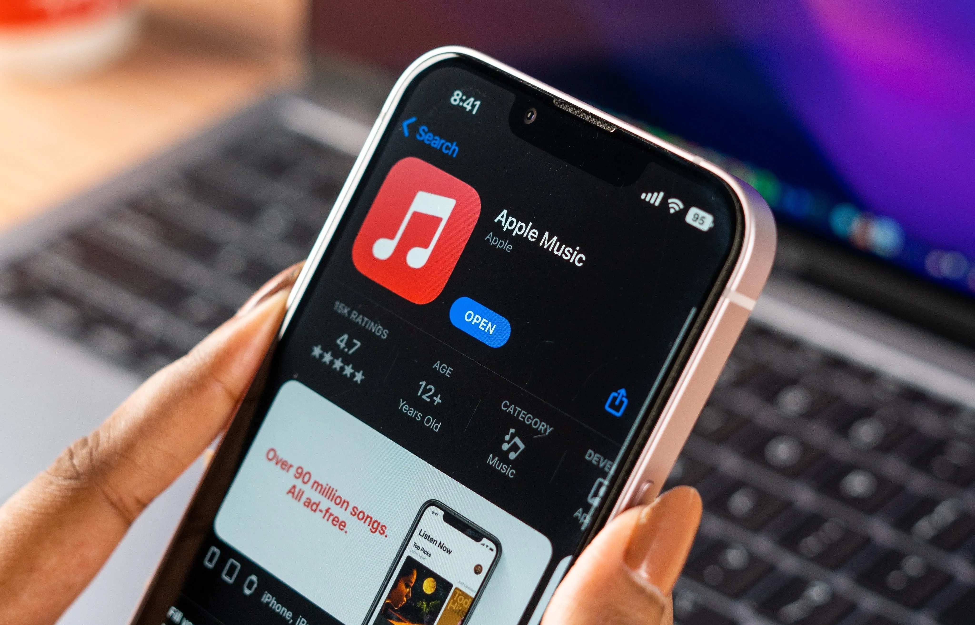 Logo Apple Music hiển thị rõ nét trên màn hình điện thoại thông minh, tượng trưng cho khả năng liên kết với Google Maps.