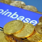 Logo Coinbase và các đồng Bitcoin thể hiện sự an toàn dữ liệu và bảo mật sàn tiền điện tử